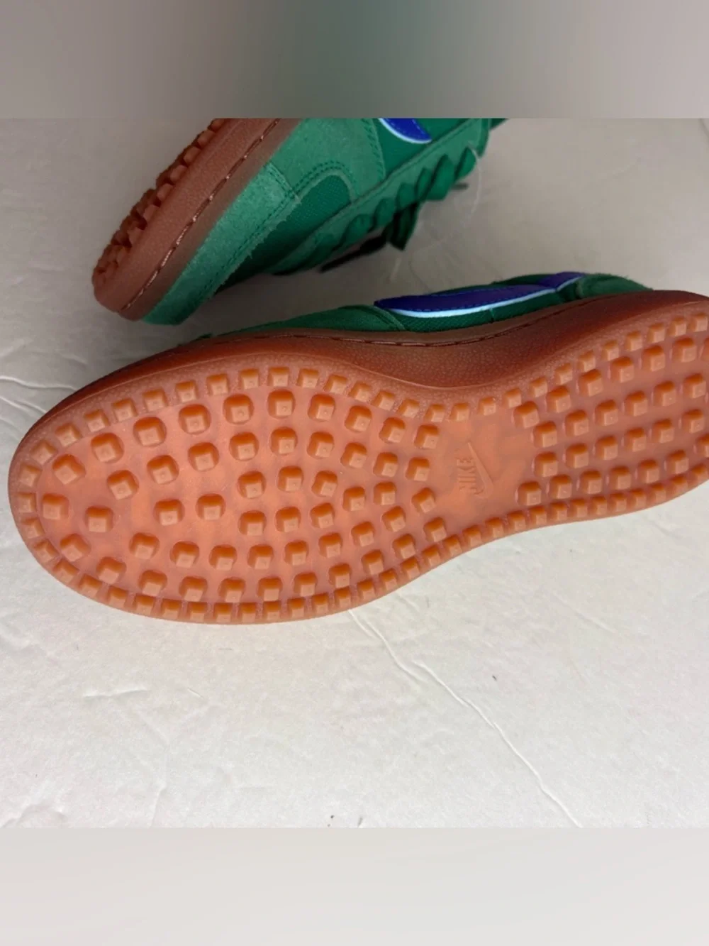 Nike Green Low-Top Sneakers with Blue Swoosh size 4y